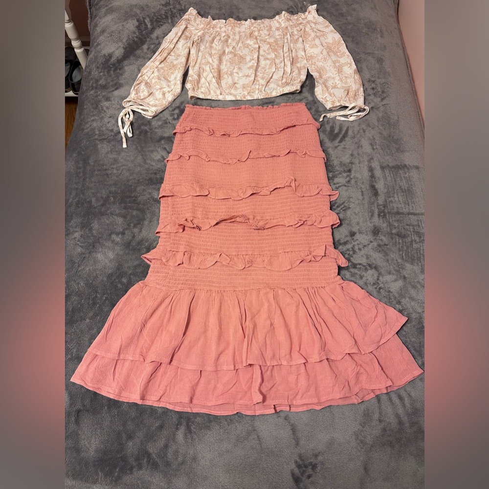ILLA ILLA Medium 2-Piece Mauve Ruffle Midi Skirt, and Tan/Cream Top. PTP 15”